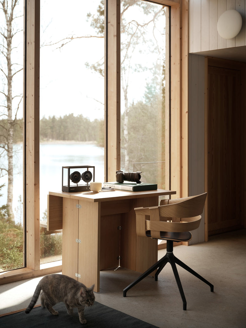 Wick Chair With Swivel Legs