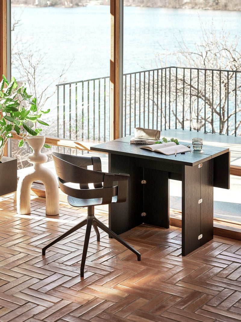Wick Chair With Swivel Legs