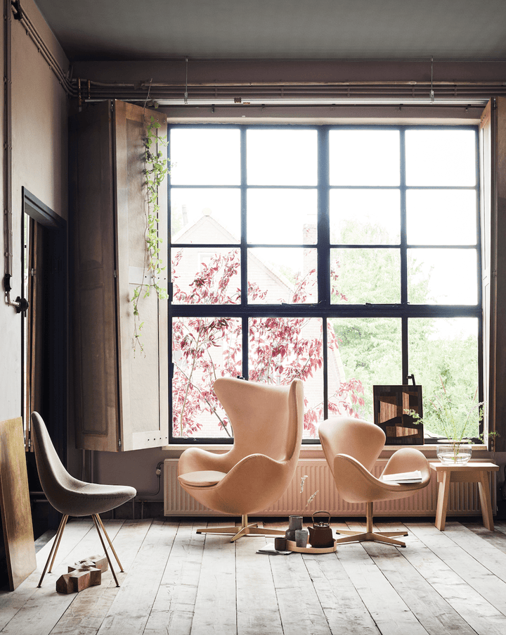 Swan™ Chair - Fritz Hansen - Chairs - Christianshavn - Beige - Brown Bronze - HORNE