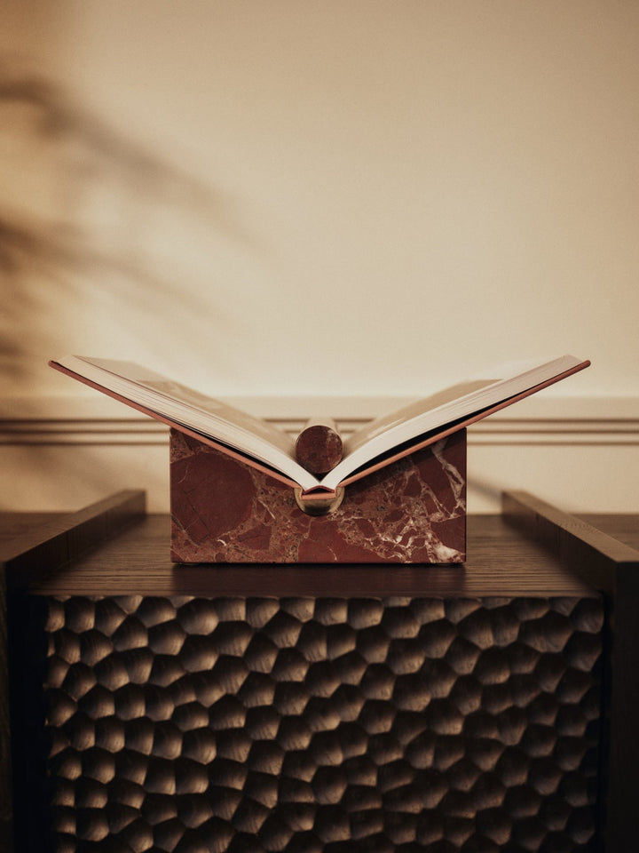 Tvara Book Stand - Ferm Living - Rosso Levanto - HORNE