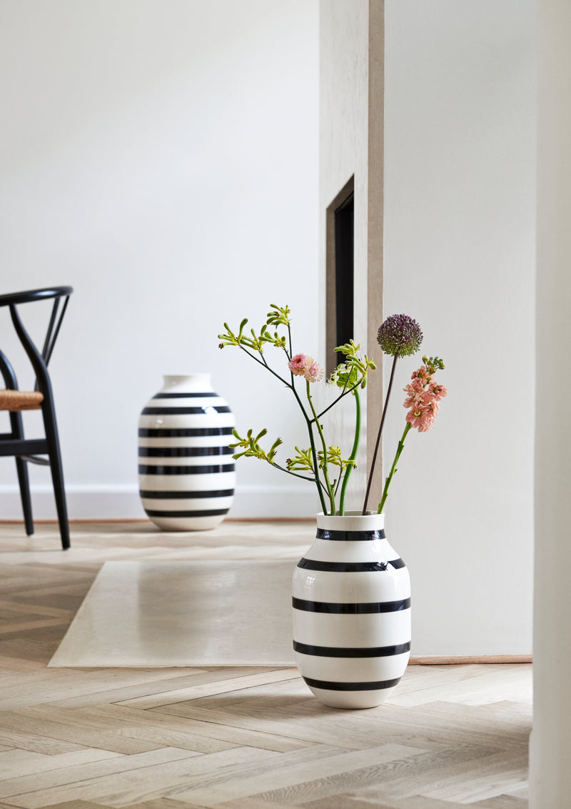 Omaggio Vase - Black - Kähler - Vases - 7.5