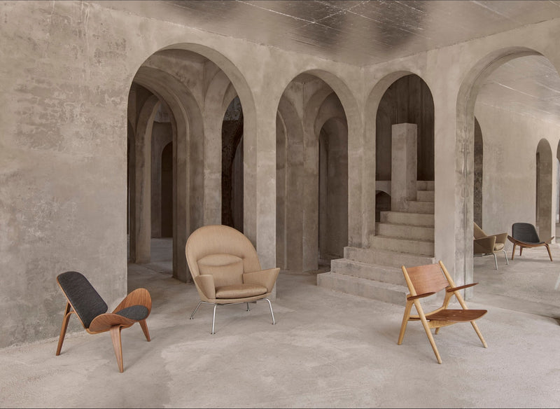 CH28P Lounge Chair - Carl Hansen & Son - Chairs - Lacquered Oak - Leather - Loke 7050 - HORNE