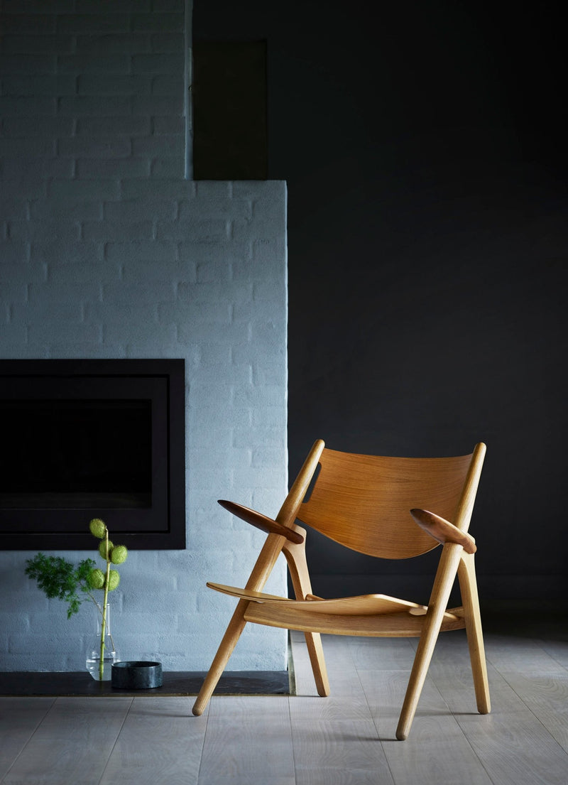 CH28P Lounge Chair - Carl Hansen & Son - Chairs - Lacquered Oak - Leather - Loke 7050 - HORNE